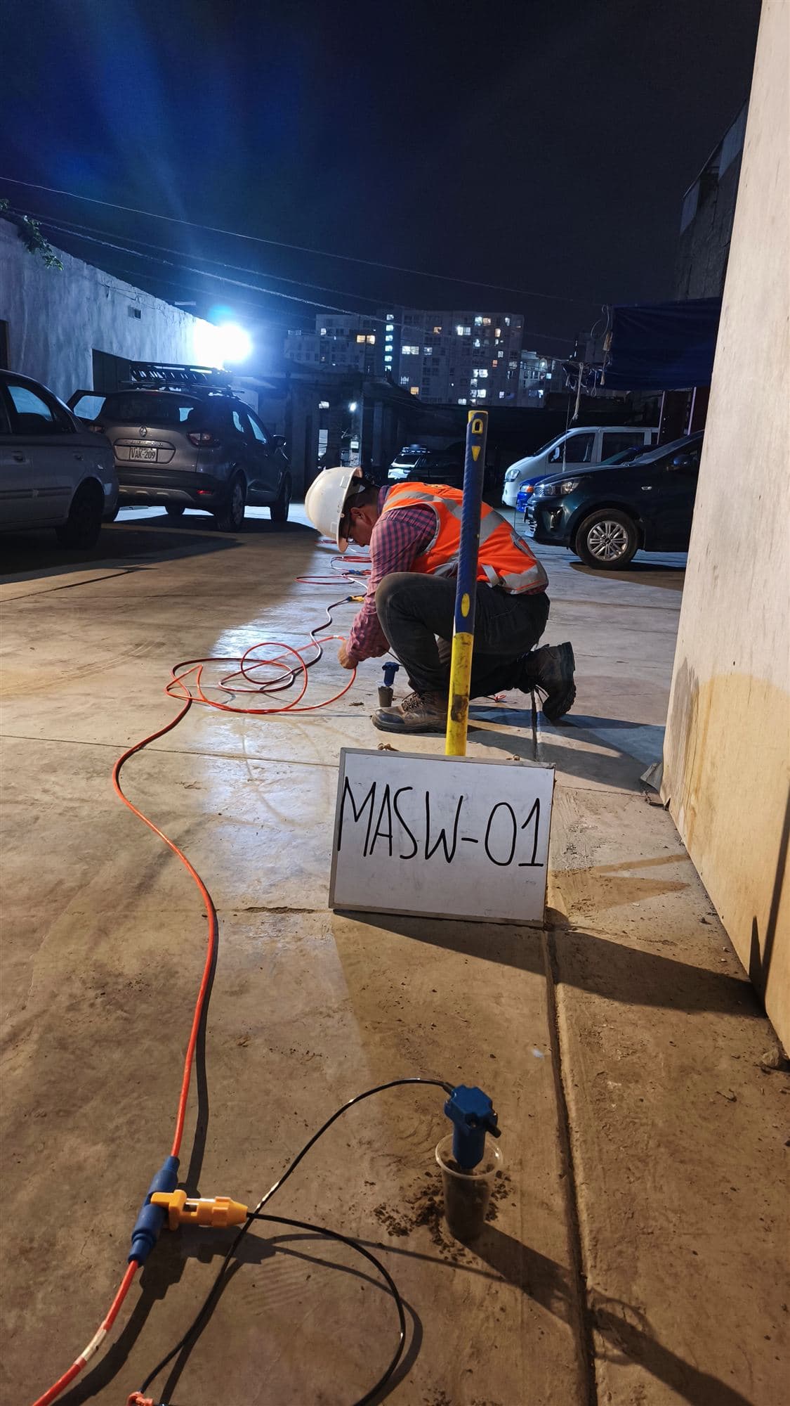 Ensayo geofísico MASW-01 con la línea de geófonos tendida