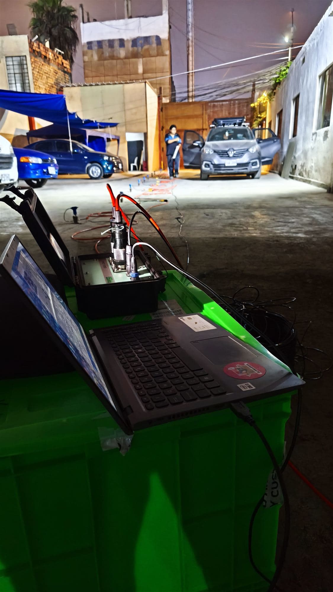 Equipo de resistividad eléctrica conectado a una laptop durante un ensayo de campo